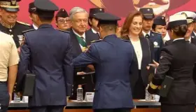 Entrega López Obrador condecoraciones y ascensos a militares y marinos