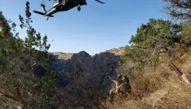 Rescatan a dos indocumentados