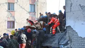 Aumentan a 18 los muertos por sismo en Albania