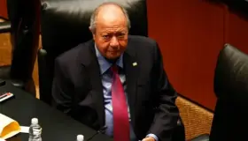 Los Deschamps cobran en Pemex 700 mil pesos al mes