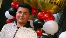 Festejan amigos cumpleaños a Brandon