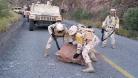 Desalojan rocas  de la carretera