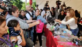 Benefician a familias con Bazar Navideño