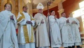 Ordena Obispo a cuatro Sacerdotes y un Diácono