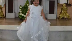 Nicole recibe primer sacramento