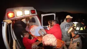 En choque se desprende techo de bus y pasajeros salen expulsados