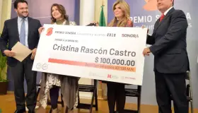 Entregan premio a la cultura y las artes