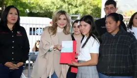 Entregan becas educativas