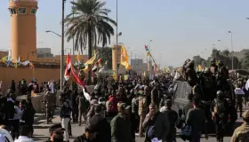 Multitud iracunda asalta embajada de EU en Irak