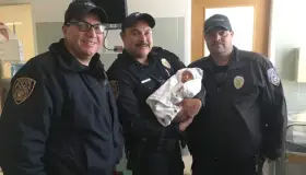 Apoyan policías en parto