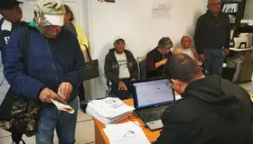 Apoya Oomapas a adultos