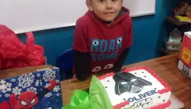Oliver Ruiz recibe festejo en el salón de clases