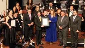 Entrega Gobernadora reconocimientos
