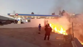 Moviliza fuego en maleza a autoridades