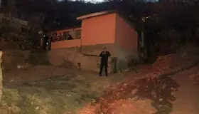 Localizan a hombre sin vida sentado en sillón