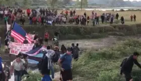 Con banderas de Honduras y EU avanzan migrantes