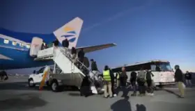 Repatrian vía aérea a 107 mexicanos