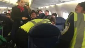 Familia deja vuelo en el que viajaba AMLO ‘por seguridad’