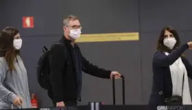 EU activa alerta por coronavirus; prohibirá ingreso a turistas