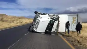 ¡Impactante! Fuerte viento vuelca dos tráileres en Ciudad Juárez