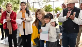 Entrega Gobernadora apoyos en Benjamín Hill