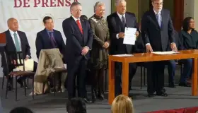 Adopta López Obrador reforma judicial planteada por la SCJN