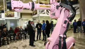 Reciben universidades robots de Planta Ford