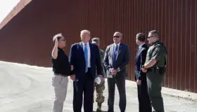 Trump maniobra para agilizar construcción de muro fronterizo