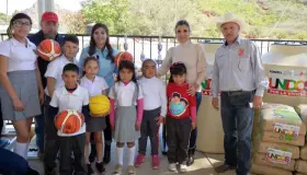 Entrega Gobernadora más apoyos en la Sierra
