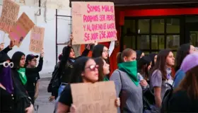 Mujeres marchan en Hermosillo por feminicidios; destruyen sede del Poder Judicial