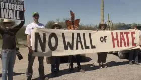 Roces entre activistas y funcionarios por el muro