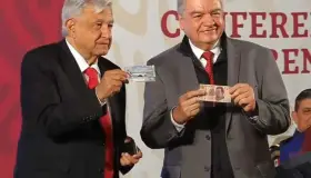Compra López Obrador primer ‘cachito’ de la rifa del avión