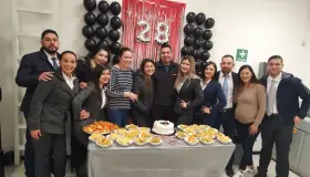 Festejan a Alejandro en su trabajo