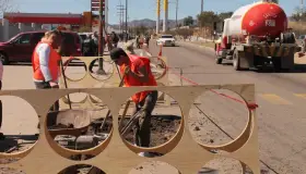 Participan en trabajo de bacheo en La Mesa