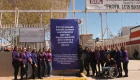 Se unen maestras a la marcha femenil