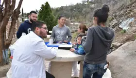 Dan atención médica a migrantes