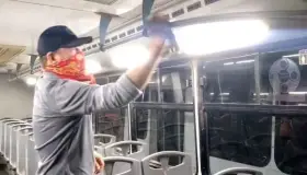 Desinfectan camiones del servicio público