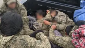 Llevaban indocumentados en la cajuela del vehículo