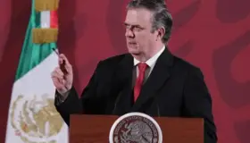 Frontera México-EU se mantendrá abierta, pero con restricciones