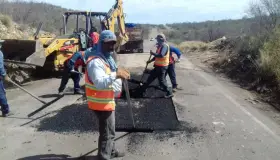 Rehabilita Estado caminos afectados