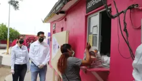 Entrega Kiko Munro apoyos