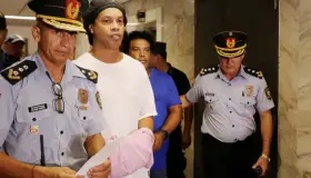 Ronaldinho cumplirá el lunes un mes en prisión