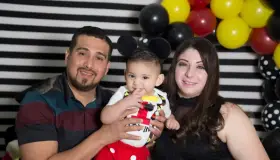 Devin sopla su primera velita