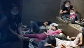 Analiza ICE liberar a migrantes con riesgo