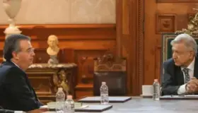 Dialoga López Obrador con gobernador de Banxico