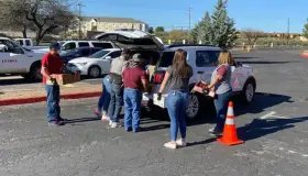 Entregan alimentos en Nogales