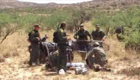 Rescatan a tres indocumentados