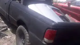 Sorprenden a sujetos desmantelando auto