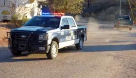 Choca taxista y abandona a cliente