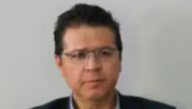 Sanitizan los espacios públicos